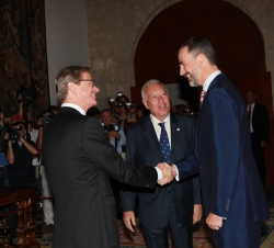 Don Felipe recibe el saludo del ministro de Asuntos Exteriores de la República Federal de Alemania, Guido Westerwelle, en presencia del ministro de As